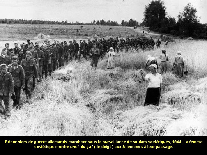 Prisonniers de guerre allemands marchant sous la surveillance de soldats soviétiques, 1944. La femme