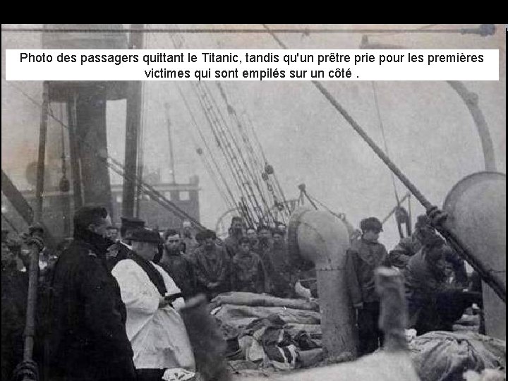 Photo des passagers quittant le Titanic, tandis qu'un prêtre prie pour les premières victimes