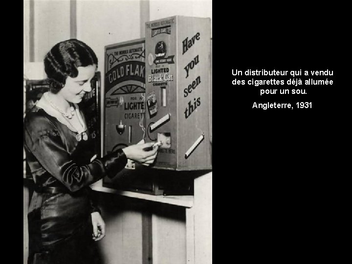 Un distributeur qui a vendu des cigarettes déjà allumée pour un sou. Angleterre, 1931