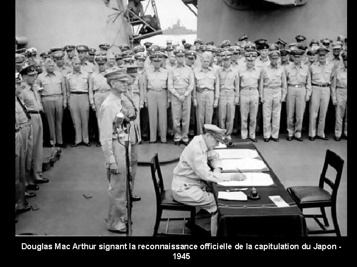 Douglas Mac Arthur signant la reconnaissance officielle de la capitulation du Japon 1945 