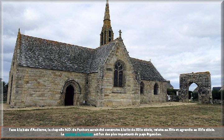Face à la baie d'Audierne, la chapelle N. D. de Penhors aurait été construite