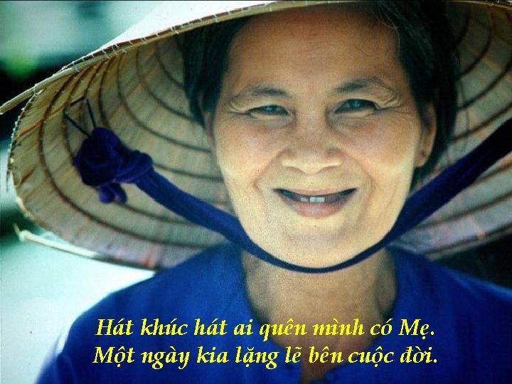 Hát khúc hát ai quên mình có Mẹ. Một ngày kia lặng lẽ bên