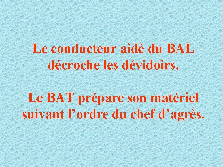 Le conducteur aidé du BAL décroche les dévidoirs. Le BAT prépare son matériel suivant