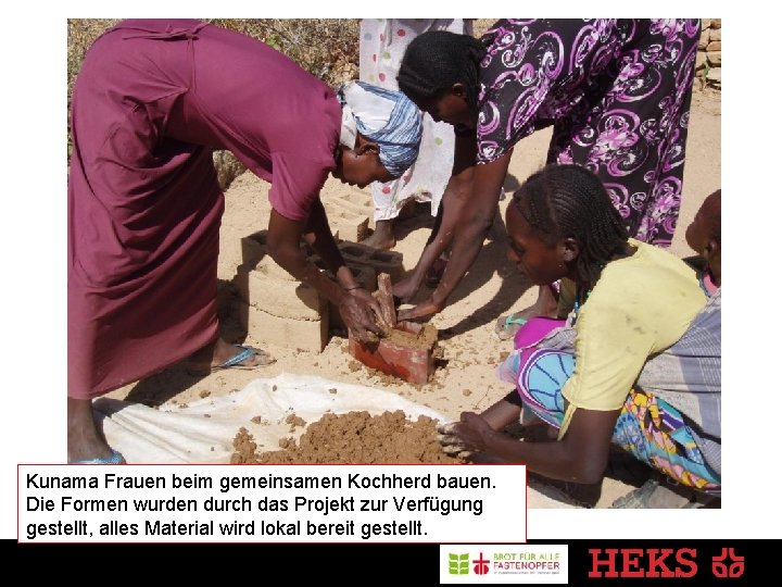 Kunama Frauen beim gemeinsamen Kochherd bauen. Die Formen wurden durch das Projekt zur Verfügung