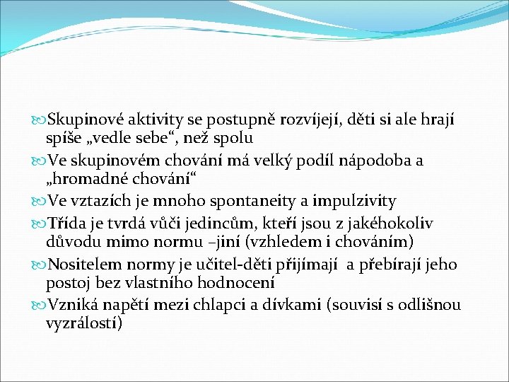  Skupinové aktivity se postupně rozvíjejí, děti si ale hrají spíše „vedle sebe“, než