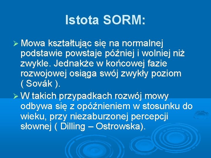 Istota SORM: Mowa kształtując się na normalnej podstawie powstaje później i wolniej niż zwykle.