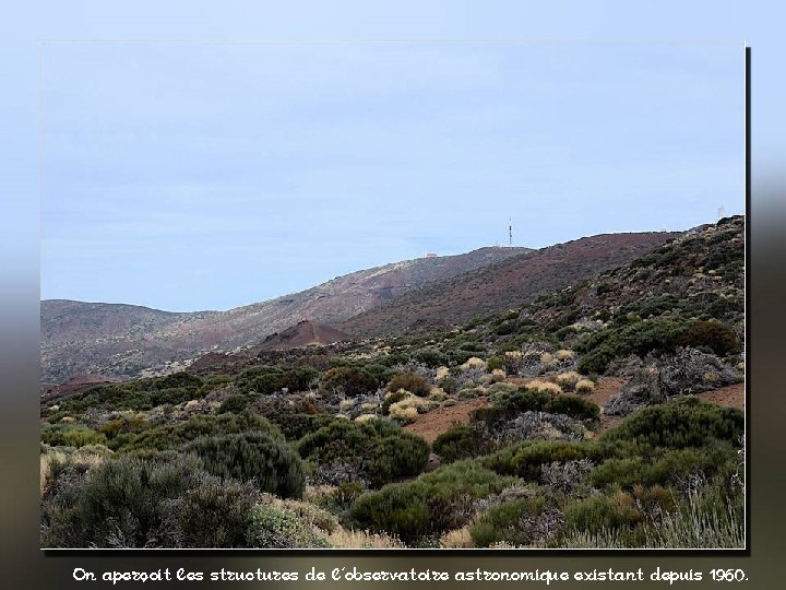 On aperçoit les structures de l’observatoire astronomique existant depuis 1960. 