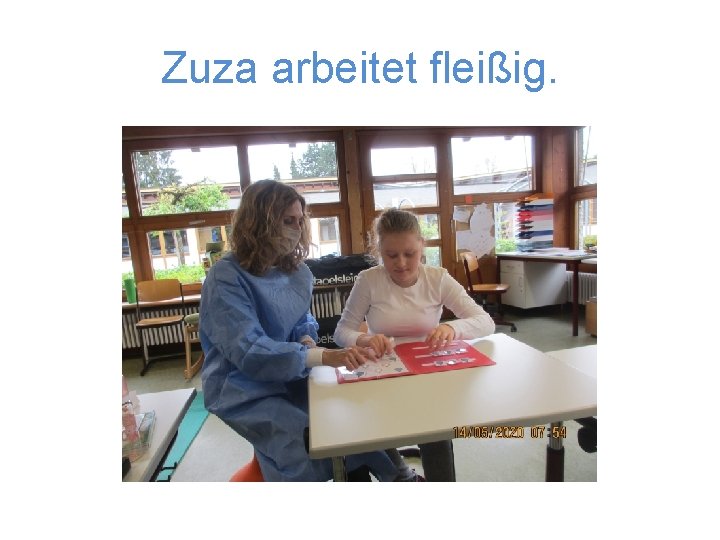 Zuza arbeitet fleißig. 