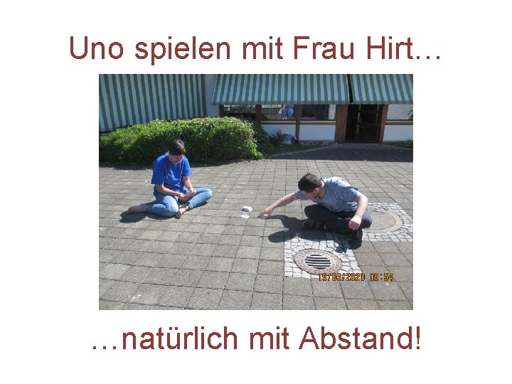 Uno spielen mit Frau Hirt… …natürlich mit Abstand! 