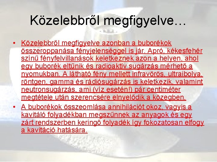 Közelebbről megfigyelve… • Közelebbről megfigyelve azonban a buborékok összeroppanása fényjelenséggel is jár. Apró, kékesfehér