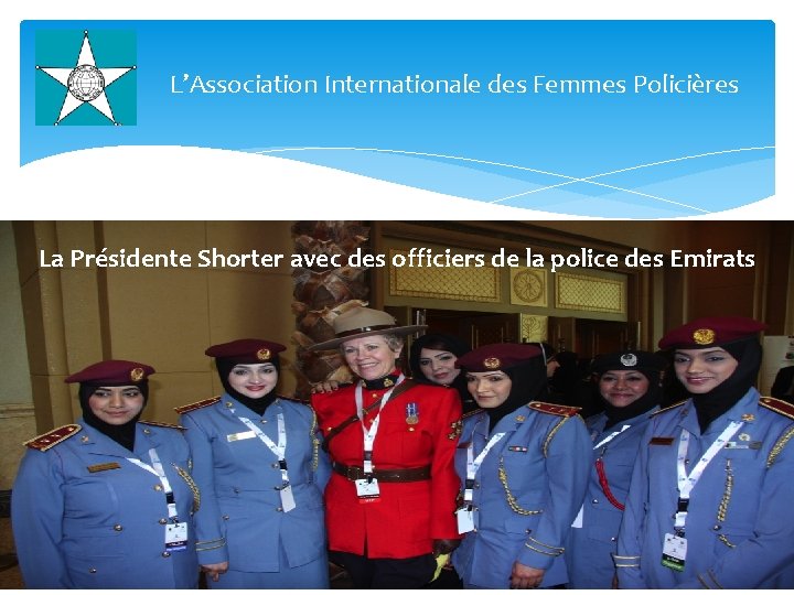 L’Association Internationale des Femmes Policières La Présidente Shorter avec des officiers de la police