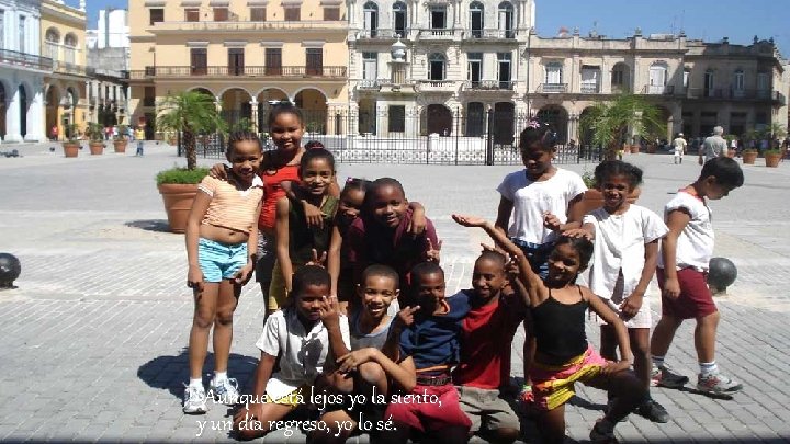 Aunque está lejos yo la siento, y un día regreso, yo lo sé. 