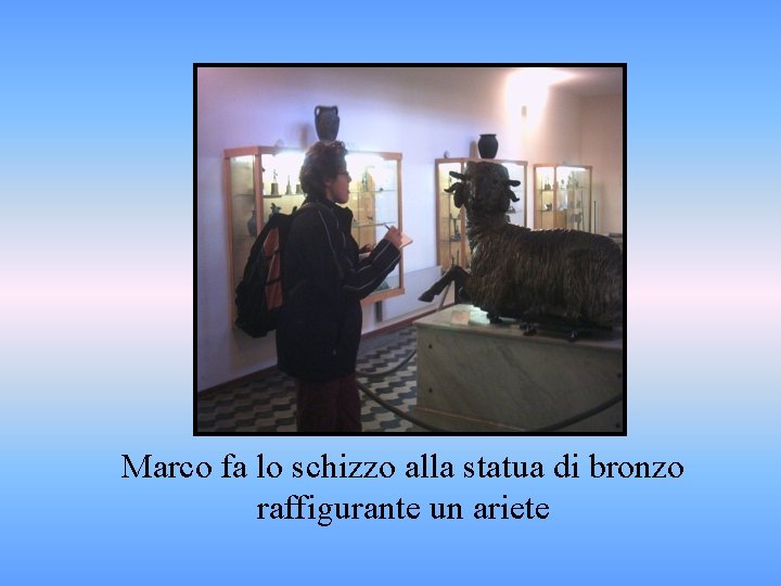 Marco fa lo schizzo alla statua di bronzo raffigurante un ariete 