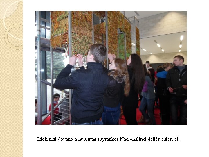 Mokiniai dovanoja nupintas apyrankes Nacionalinei dailės galerijai. 