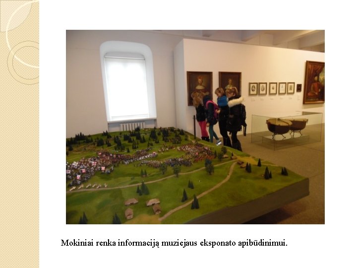 Mokiniai renka informaciją muziejaus eksponato apibūdinimui. 