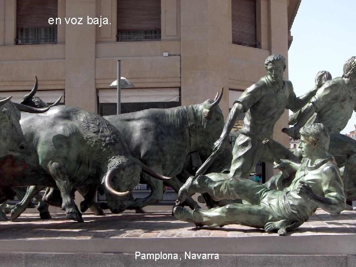 en voz baja. Pamplona, Navarra 