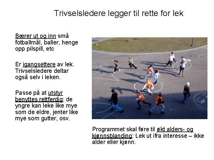 Trivselsledere legger til rette for lek Bærer ut og inn små fotballmål, baller, henge