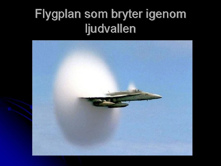 Flygplan som bryter igenom ljudvallen 