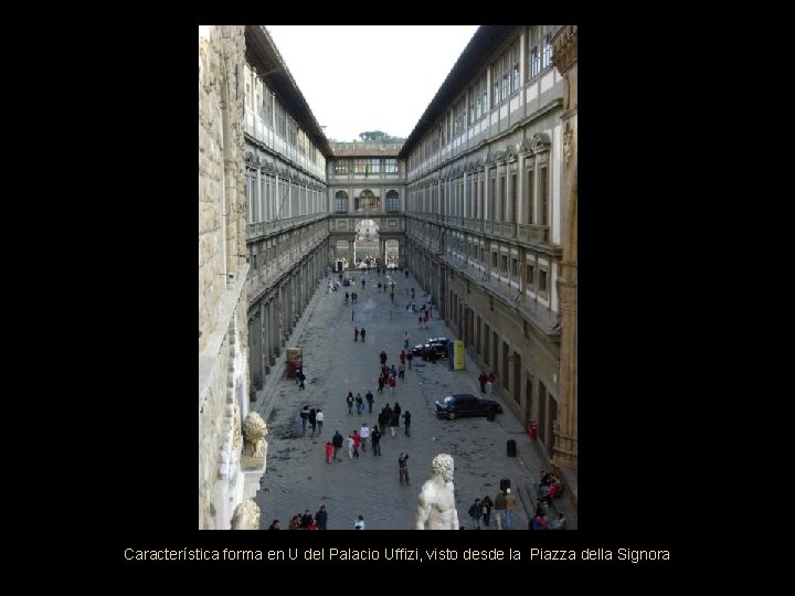 Característica forma en U del Palacio Uffizi, visto desde la Piazza della Signora 