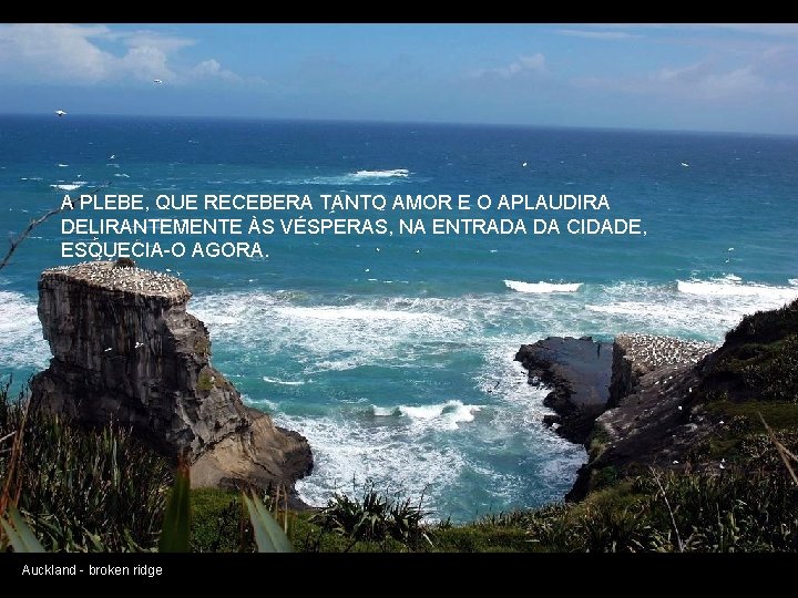 A PLEBE, QUE RECEBERA TANTO AMOR E O APLAUDIRA DELIRANTEMENTE ÀS VÉSPERAS, NA ENTRADA