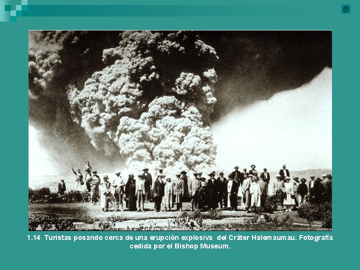 1. 14 Turistas posando cerca de una erupción explosiva del Cráter Halemaumau. Fotografía cedida