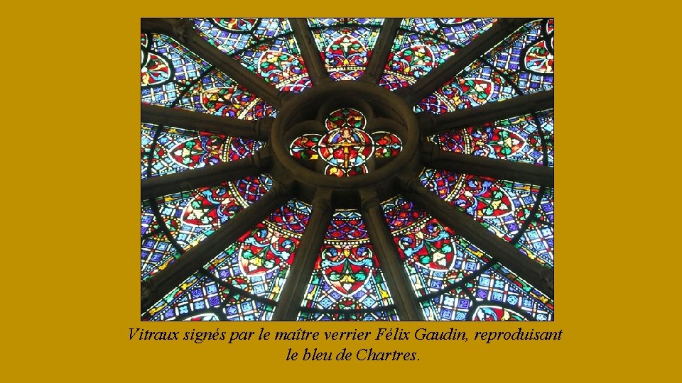 Vitraux signés par le maître verrier Félix Gaudin, reproduisant le bleu de Chartres. 