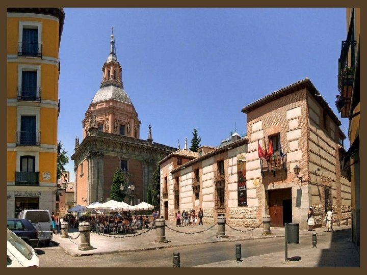 Plaza de San Andrés, de paso obligado. En dicha plaza se encentra la capilla