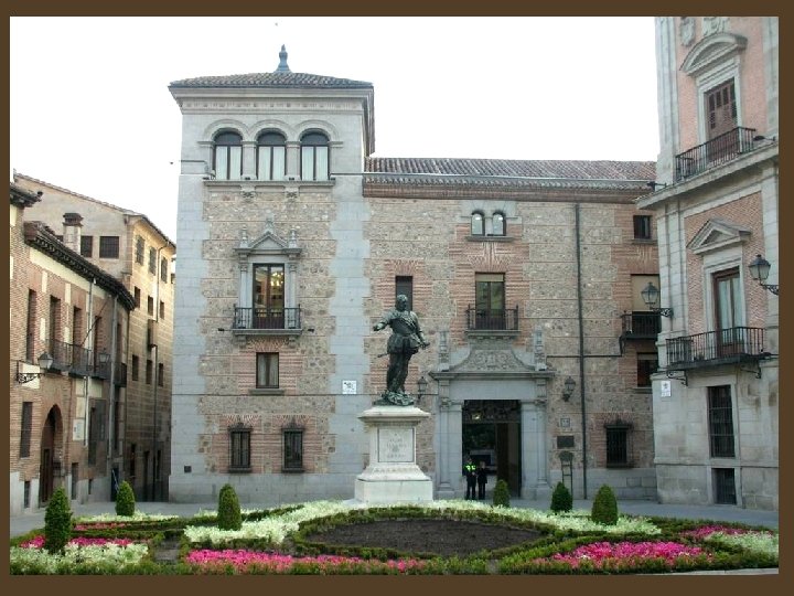 En el antiguo Palacio de Cañete ahora edificio que ocupa el Patronato de Turismo.