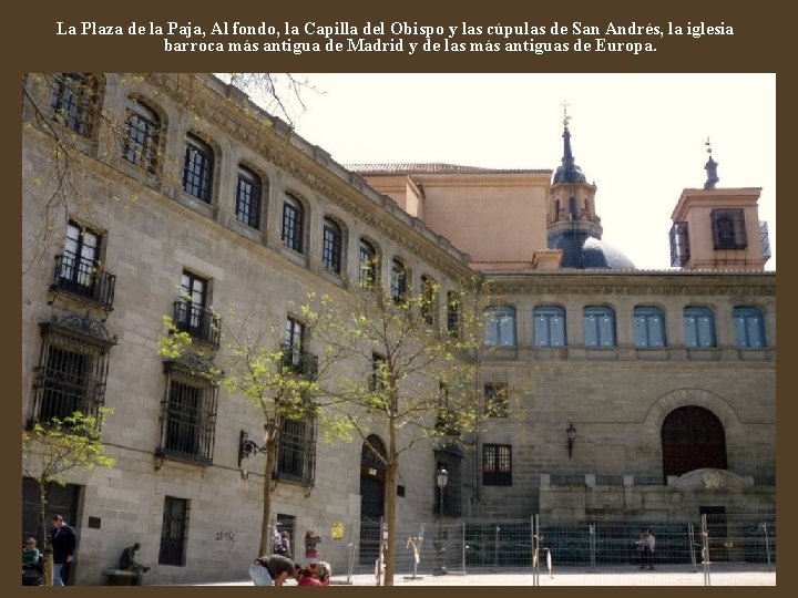 La Plaza de la Paja, Al fondo, la Capilla del Obispo y las cúpulas