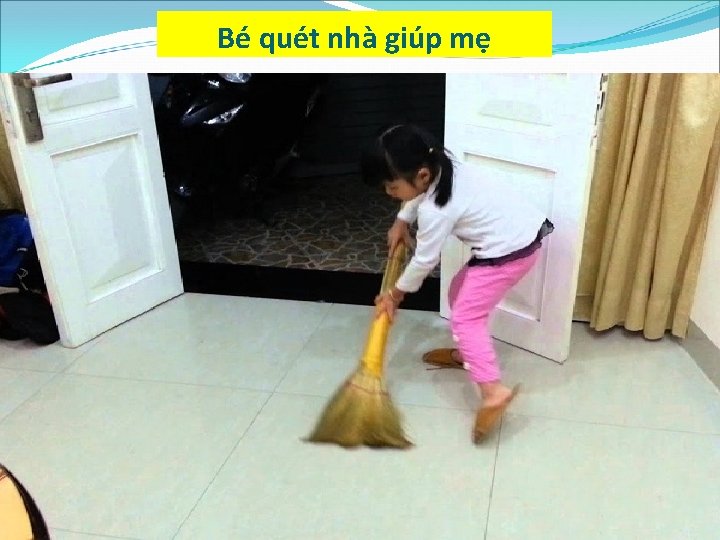 Bé quét nhà giúp mẹ 