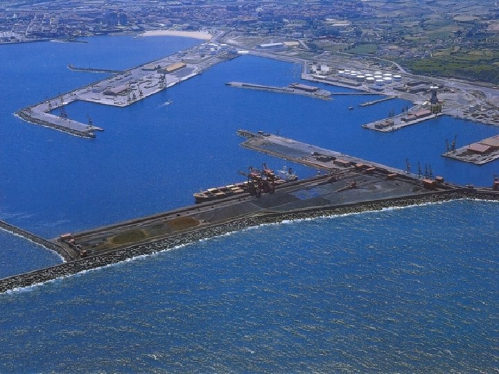 Puerto de El Musel. El mayor puerto de España de graneles sólidos, inmerso en