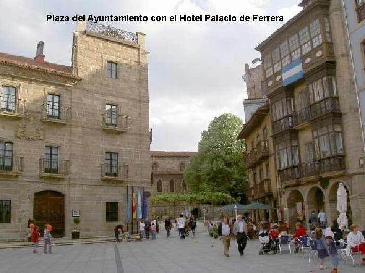 Plaza del Ayuntamiento con el Hotel Palacio de Ferrera 