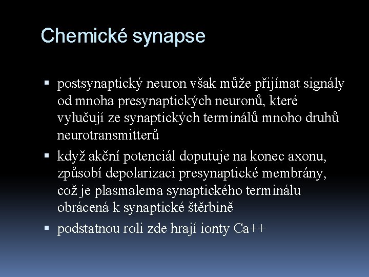 Chemické synapse postsynaptický neuron však může přijímat signály od mnoha presynaptických neuronů, které vylučují