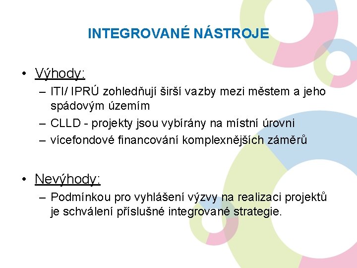 INTEGROVANÉ NÁSTROJE • Výhody: – ITI/ IPRÚ zohledňují širší vazby mezi městem a jeho