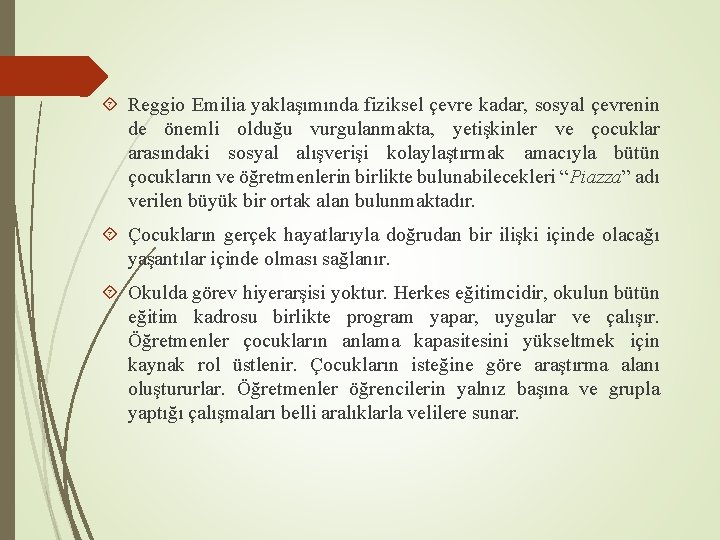  Reggio Emilia yaklaşımında fiziksel çevre kadar, sosyal çevrenin de önemli olduğu vurgulanmakta, yetişkinler