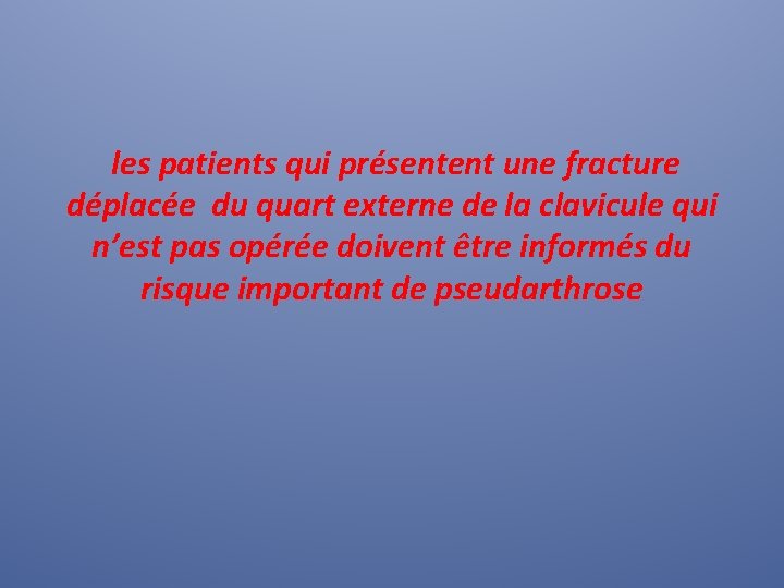 les patients qui présentent une fracture déplacée du quart externe de la clavicule qui