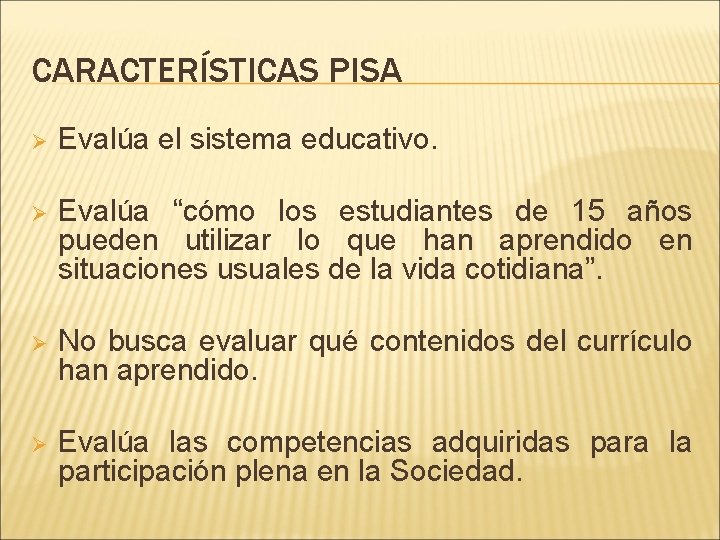 CARACTERÍSTICAS PISA Ø Evalúa el sistema educativo. Ø Evalúa “cómo los estudiantes de 15