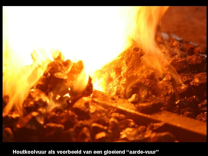 Houtkoolvuur als voorbeeld van een gloeiend “aarde-vuur” 