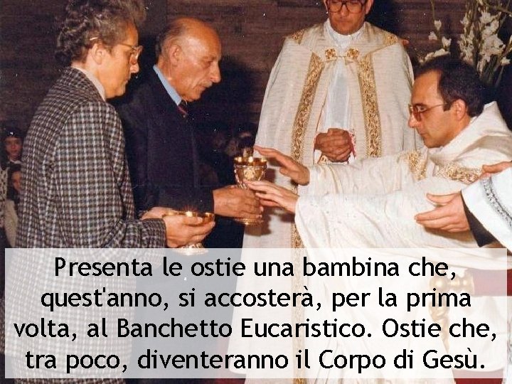 Presenta le ostie una bambina che, quest'anno, si accosterà, per la prima volta, al