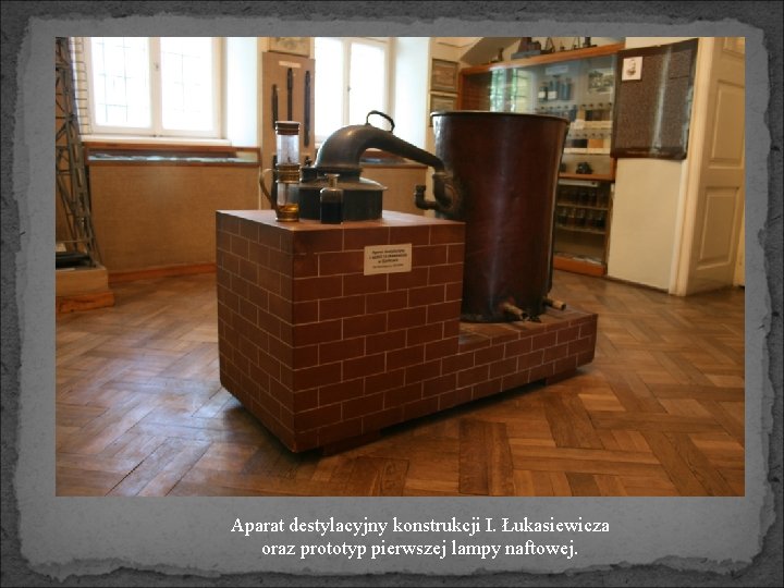 Aparat destylacyjny konstrukcji I. Łukasiewicza oraz prototyp pierwszej lampy naftowej. 