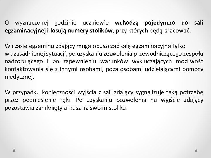 O wyznaczonej godzinie uczniowie wchodzą pojedynczo do sali egzaminacyjnej i losują numery stolików, przy