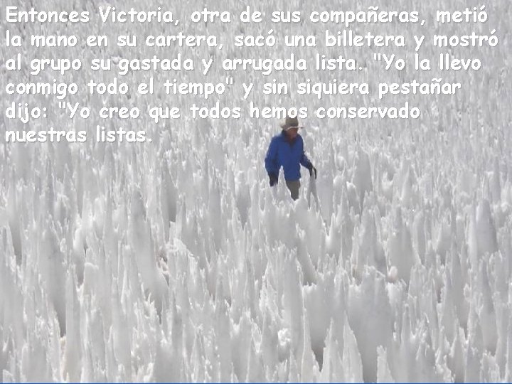 Entonces Victoria, otra de sus compañeras, metió la mano en su cartera, sacó una
