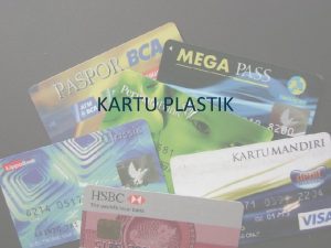 KARTU PLASTIK 1 Kartu plastik adalah instrumen pembayaran