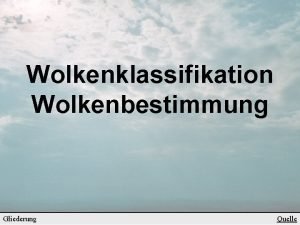 Feine weiße federwolke in großer höhe