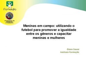 Meninas em campo utilizando o futebol para promover