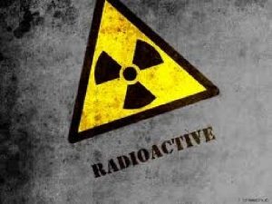 DEFINISI Radioaktif Berhubungan dengan pemancaran partikel dari sebuah