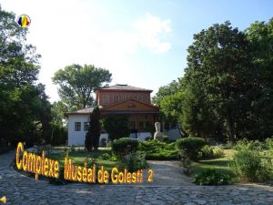 Lentre au manoir se fait par un porche