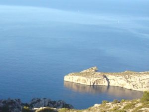 Henri Cosquer au pied des calanques entre Marseille