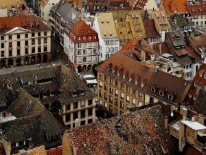 Heredera de tradiciones culturales propias con reminiscencias francesas